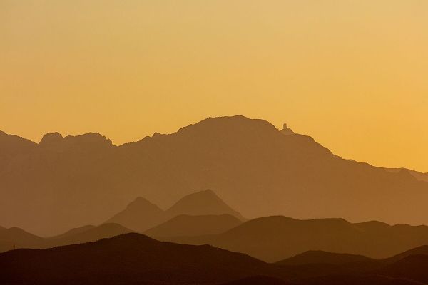 Haney, Chuck 아티스트의 Quinlan Mountains with Kitt Peak National Observatory near Tucson-Arizona-USA작품입니다.
